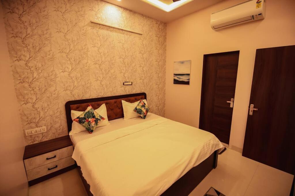 Saiba Outhouse- 4 Bed Room- Pool- Theatre- Partyhall- Garden & Terrace Sitting Area 斋浦尔 外观 照片