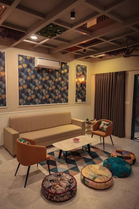 Saiba Outhouse- 4 Bed Room- Pool- Theatre- Partyhall- Garden & Terrace Sitting Area 斋浦尔 外观 照片