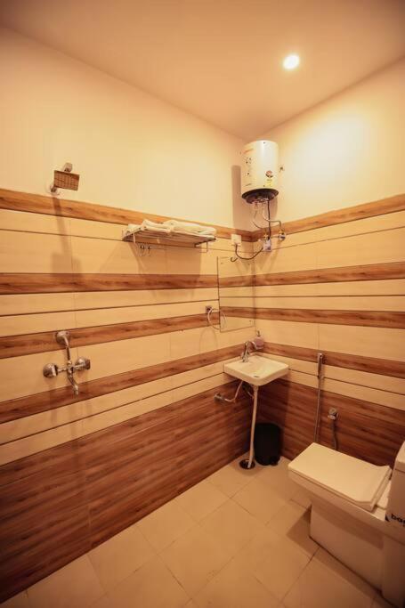 Saiba Outhouse- 4 Bed Room- Pool- Theatre- Partyhall- Garden & Terrace Sitting Area 斋浦尔 外观 照片