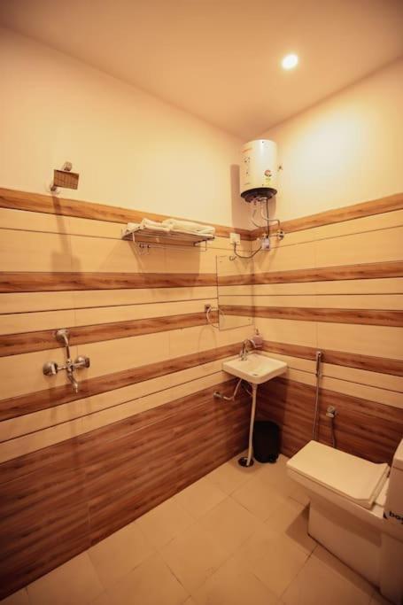 Saiba Outhouse- 4 Bed Room- Pool- Theatre- Partyhall- Garden & Terrace Sitting Area 斋浦尔 外观 照片