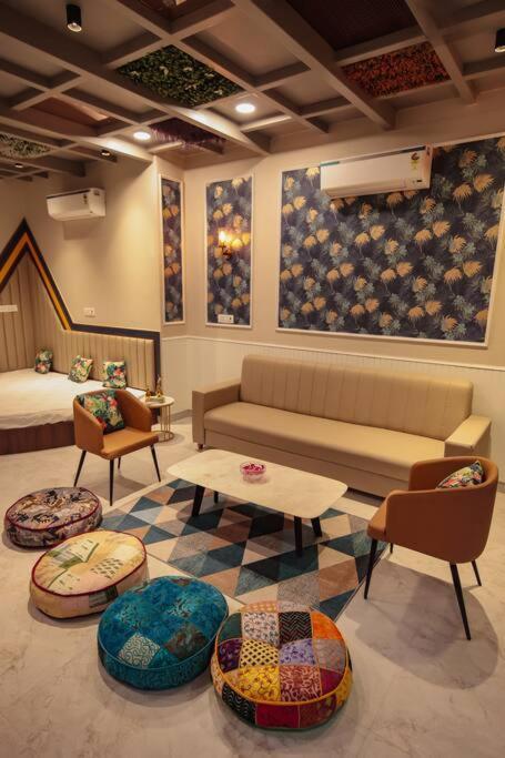 Saiba Outhouse- 4 Bed Room- Pool- Theatre- Partyhall- Garden & Terrace Sitting Area 斋浦尔 外观 照片